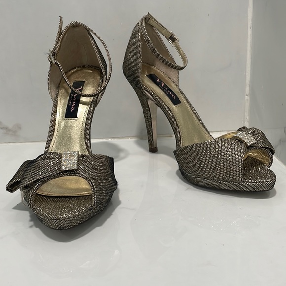 Sparkly Gold and Black Pumps - Picture 3 of 10